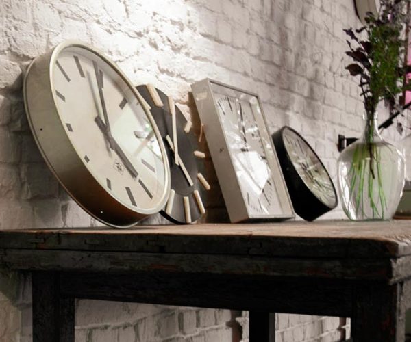 Vintage Industriemöbel Werktisch Fabrikuhren Pragotron