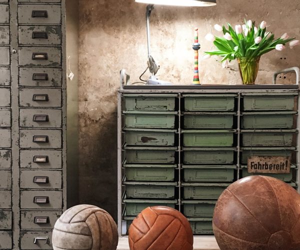 Vintage Industriemöbel Rademacher Neonlampe Medizinball Einrichtung