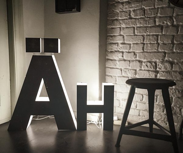 Vintage Industriemöbel Leuchtbuchstaben Werkstatthocker