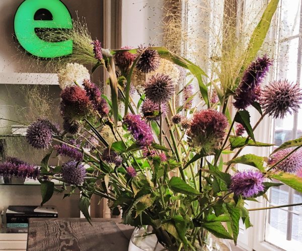 Vintage Industriemöbel Blumenstrauss Dekoration Leuchtbuchstabe